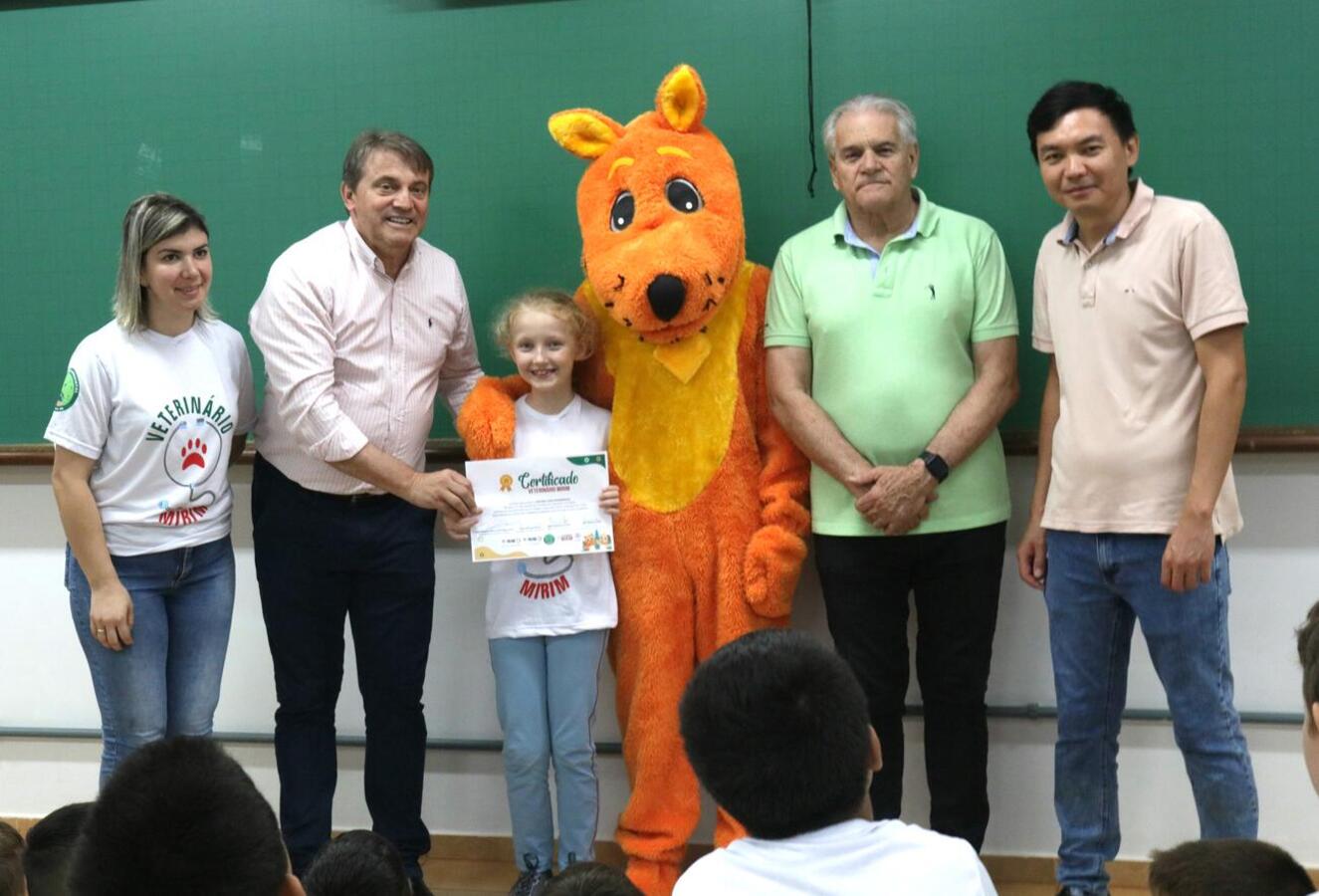 O Programa Veterinário Mirim é realizado pelo Município de Toledo, por meio de diversas secretarias, em parceria com a Pontifícia Universidade Católica do Paraná (PUC-PR)
