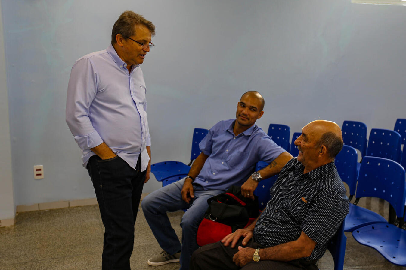 Prefeito conversa com José Samuel Nogueira e acompanhante