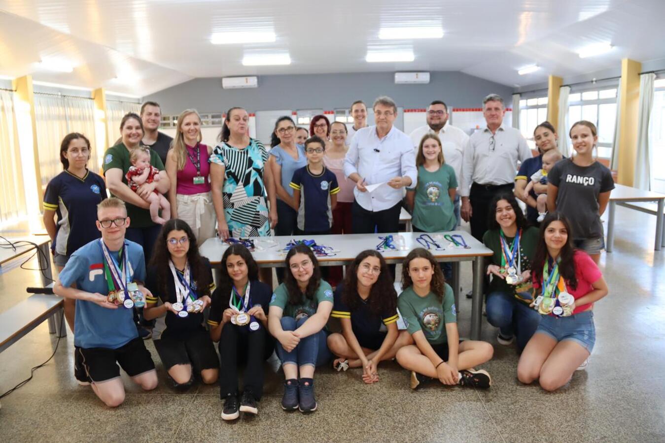 Com a presença de várias lideranças políticas, educacionais e comunitárias, ato foi realizado na tarde desta terça (21) na Escola Municipal Alberto Santos Dumont