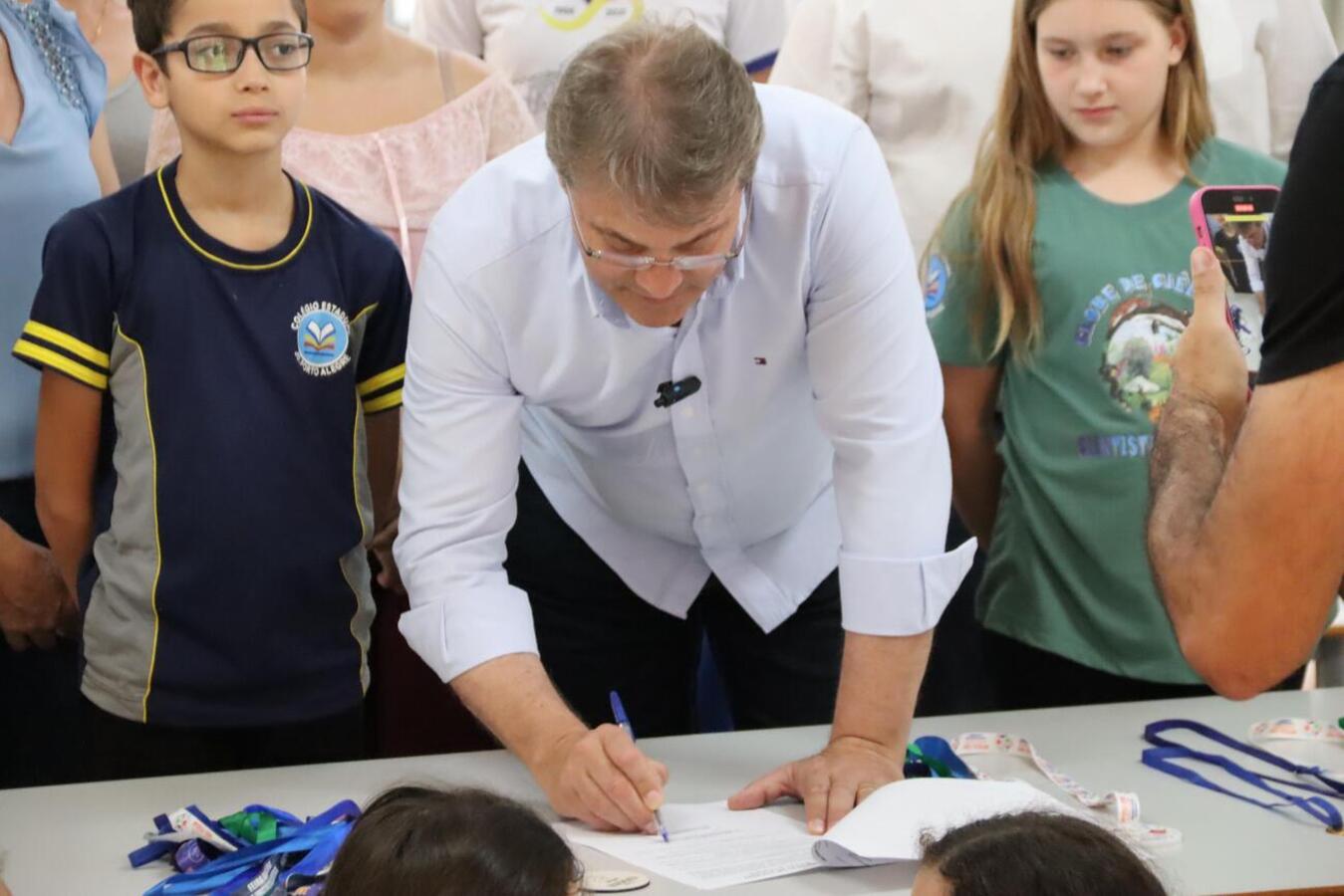 Com a presença de várias lideranças políticas, educacionais e comunitárias, ato foi realizado na tarde desta terça (21) na Escola Municipal Alberto Santos Dumont