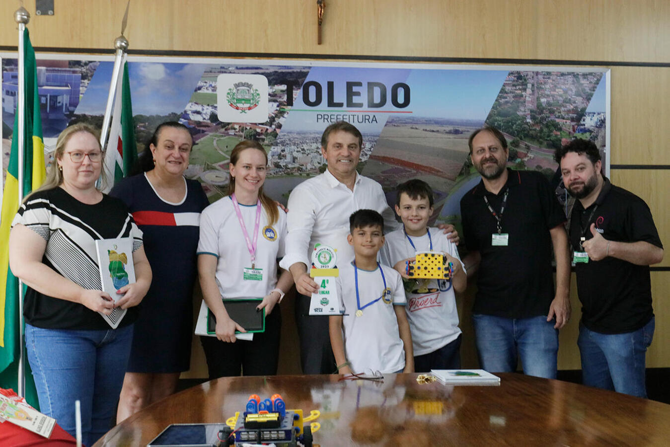 Os vencedores do Campeonato Municipal de Robótica Educacional foram recebidos pelo prefeito Beto Lunitti