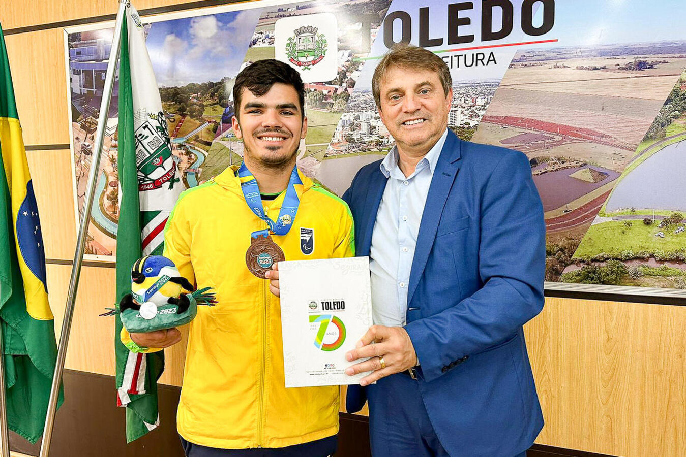Bronze no Parapan, Breno Johann é recebido pelo prefeito toledano