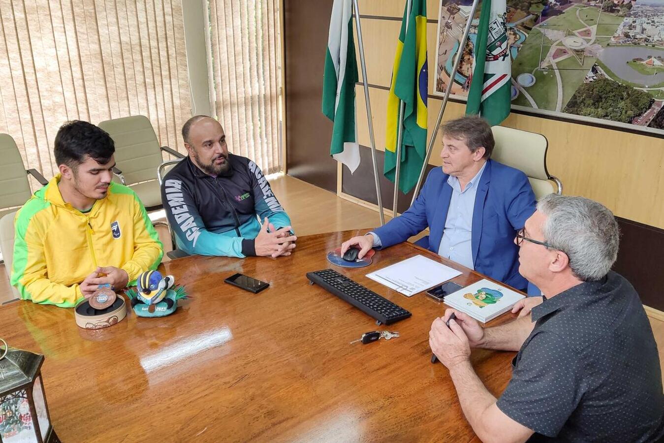 Bronze no Parapan, Breno Johann é recebido pelo prefeito toledano