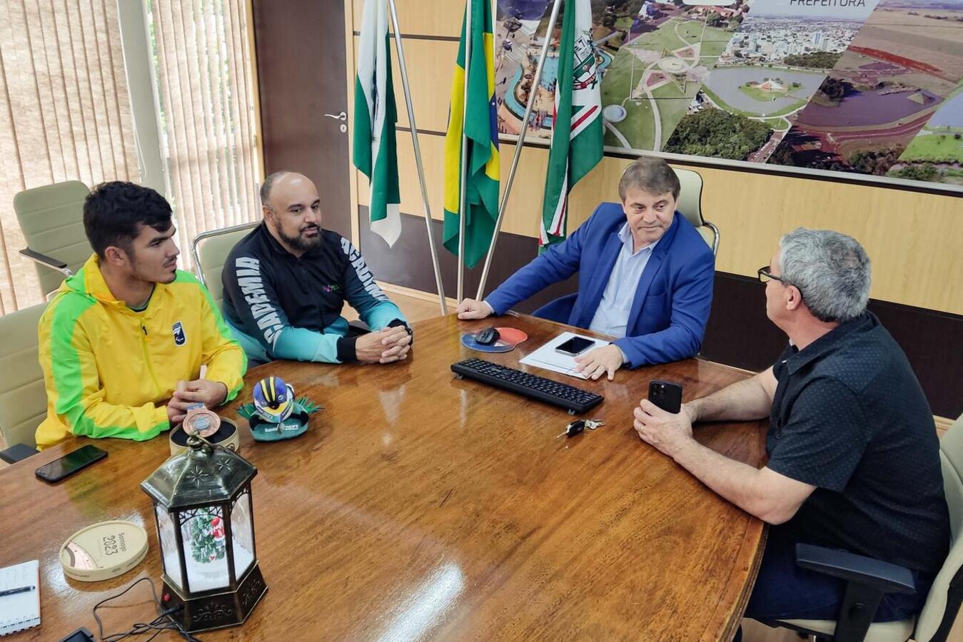 Bronze no Parapan, Breno Johann é recebido pelo prefeito toledano