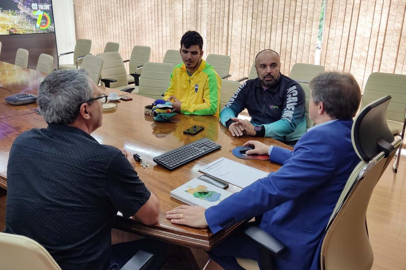 Bronze no Parapan, Breno Johann é recebido pelo prefeito toledano
