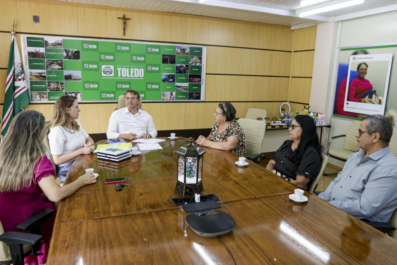 Prefeito recepciona servidoras municipais e assina portarias de aposentadorias