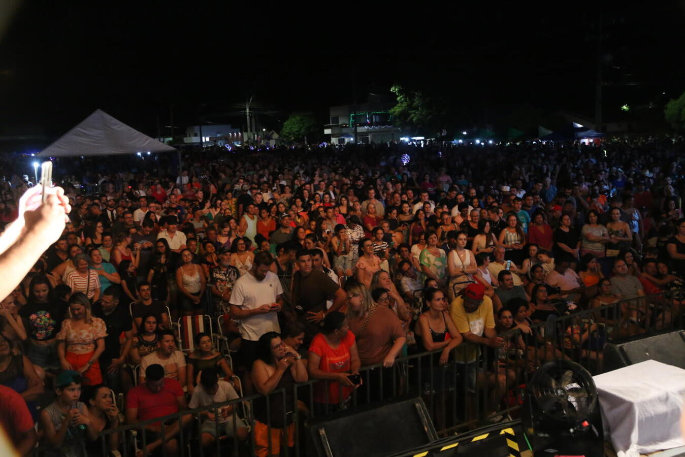Multidão prestigia show de Guilherme e Santiago para comemorar os 71 anos de Toledo