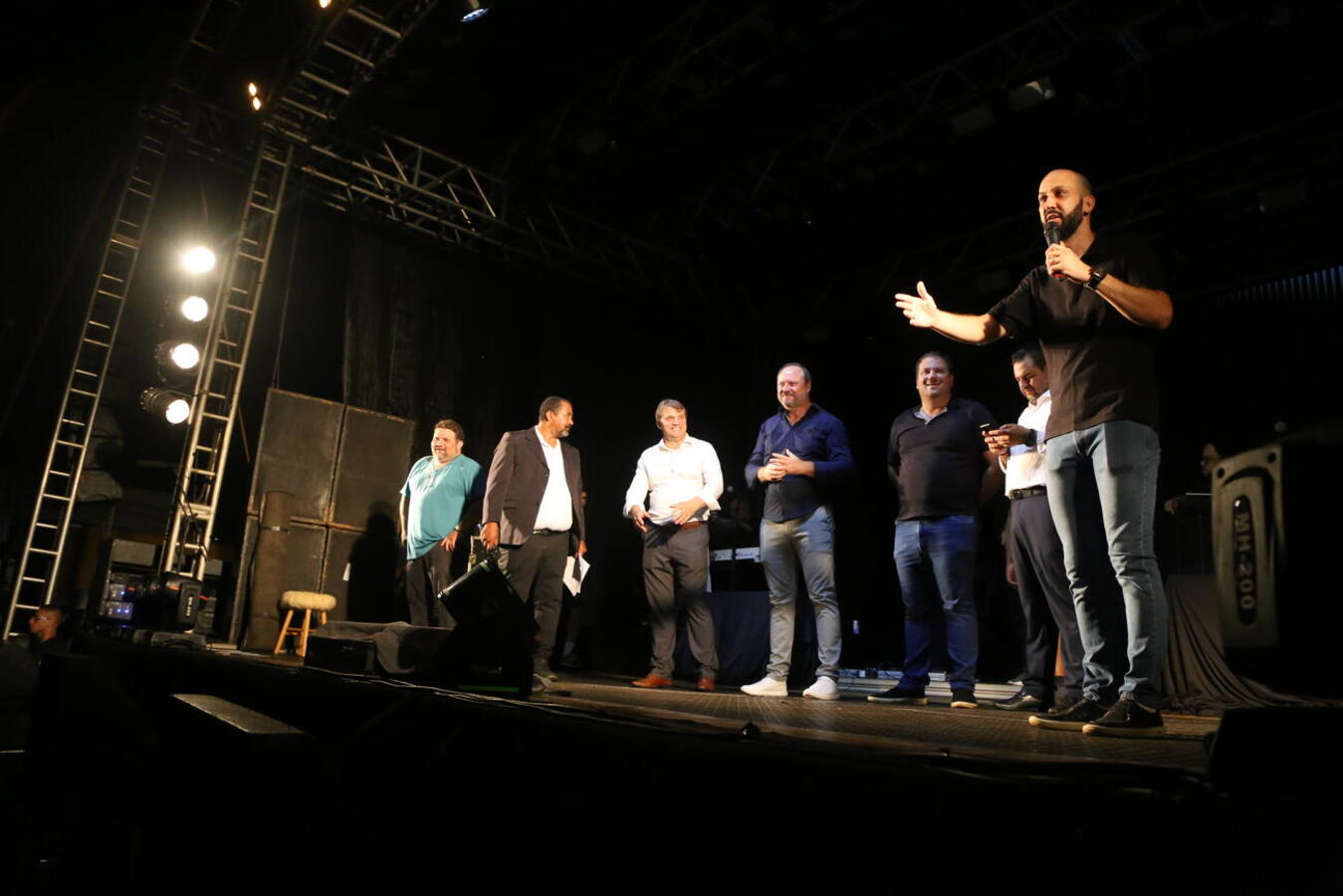 Multidão prestigia show de Guilherme e Santiago para comemorar os 71 anos de Toledo