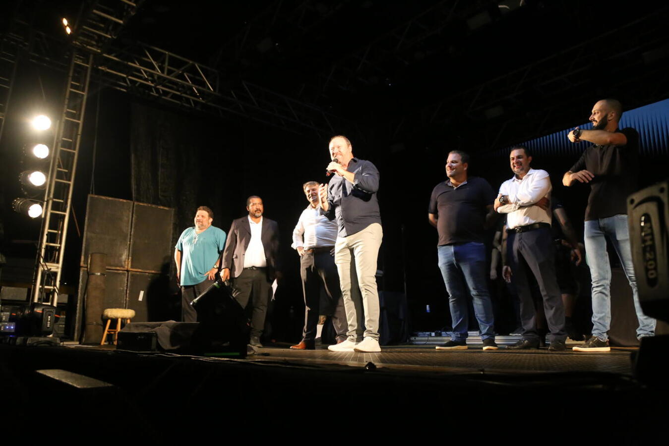 Multidão prestigia show de Guilherme e Santiago para comemorar os 71 anos de Toledo