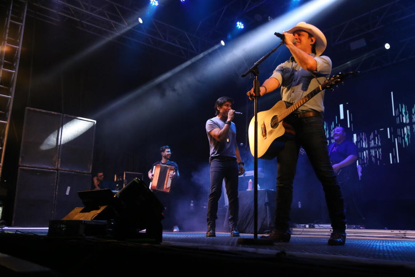 Multidão prestigia show de Guilherme e Santiago para comemorar os 71 anos de Toledo