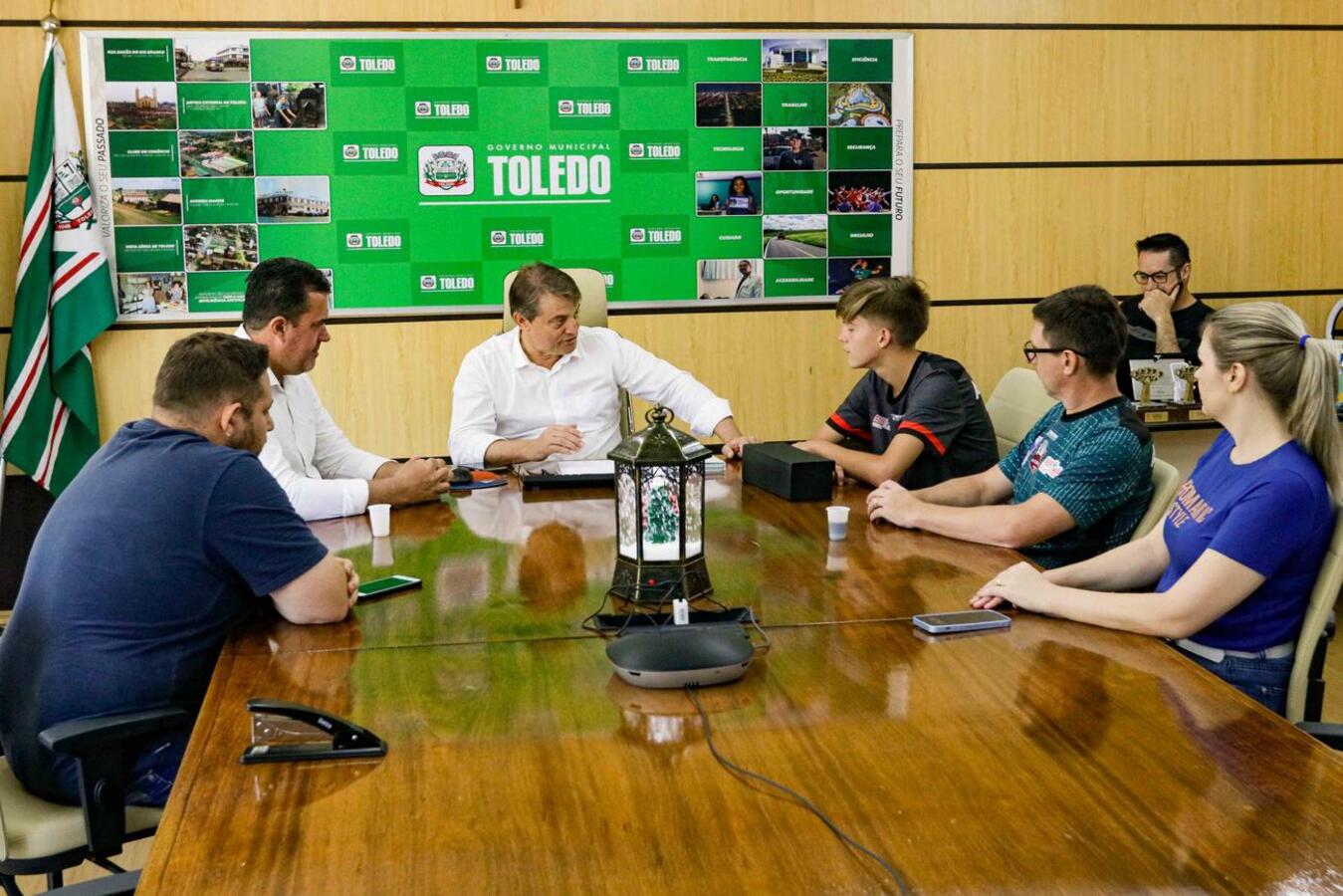 Prefeito recepciona atleta escolhido melhor fixo do futsal paranaense
