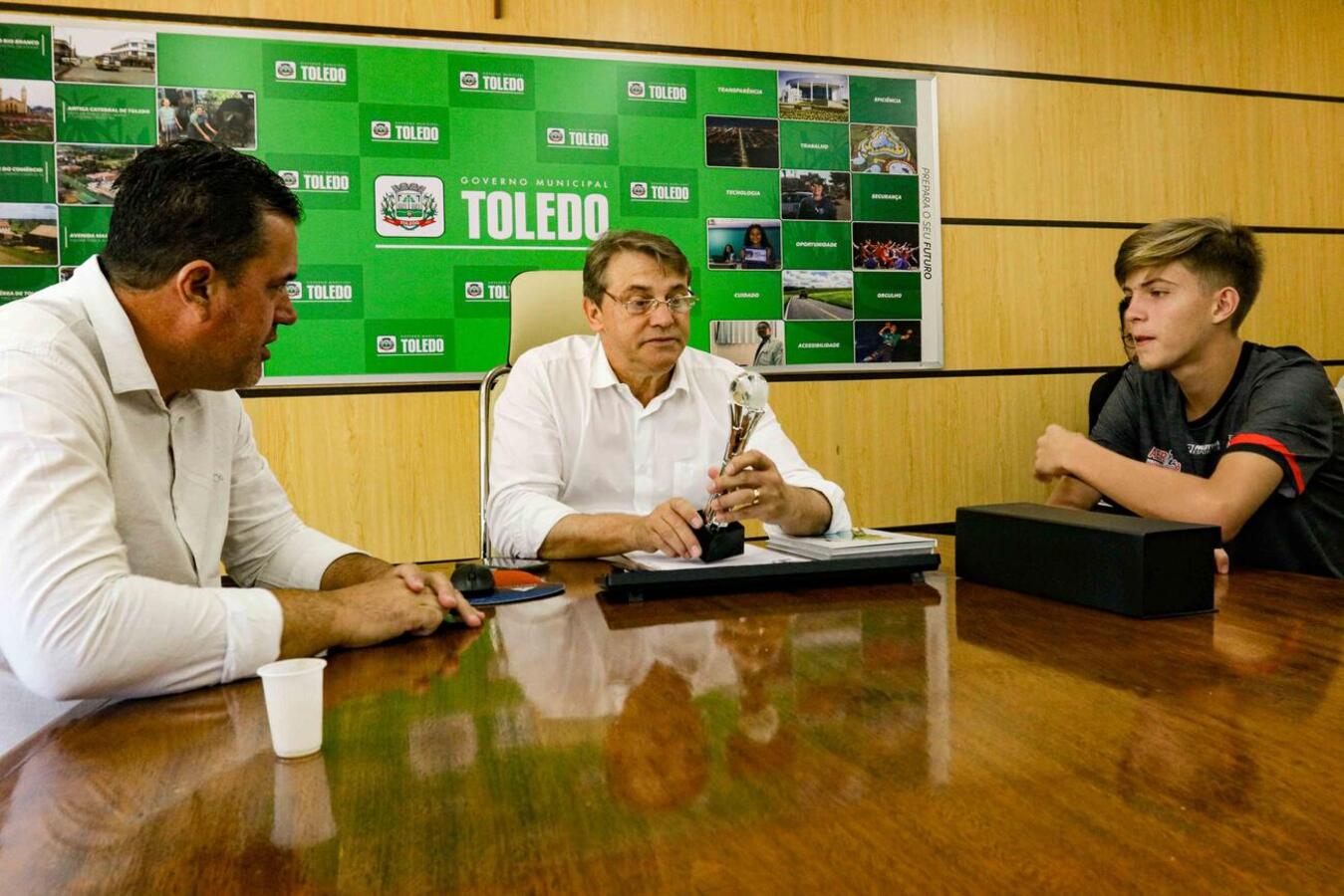 Prefeito recepciona atleta escolhido melhor fixo do futsal paranaense