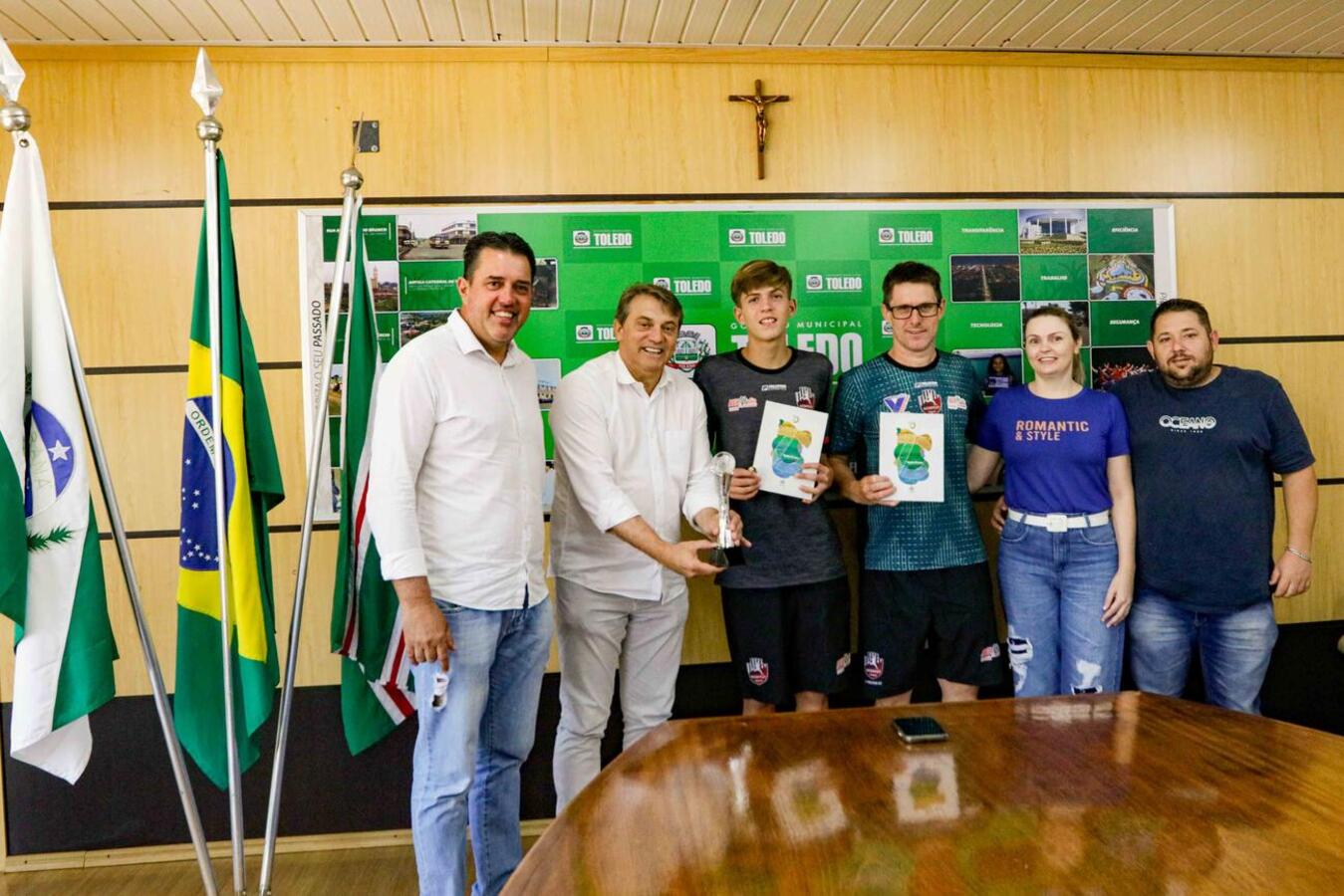 Prefeito recepciona atleta escolhido melhor fixo do futsal paranaense