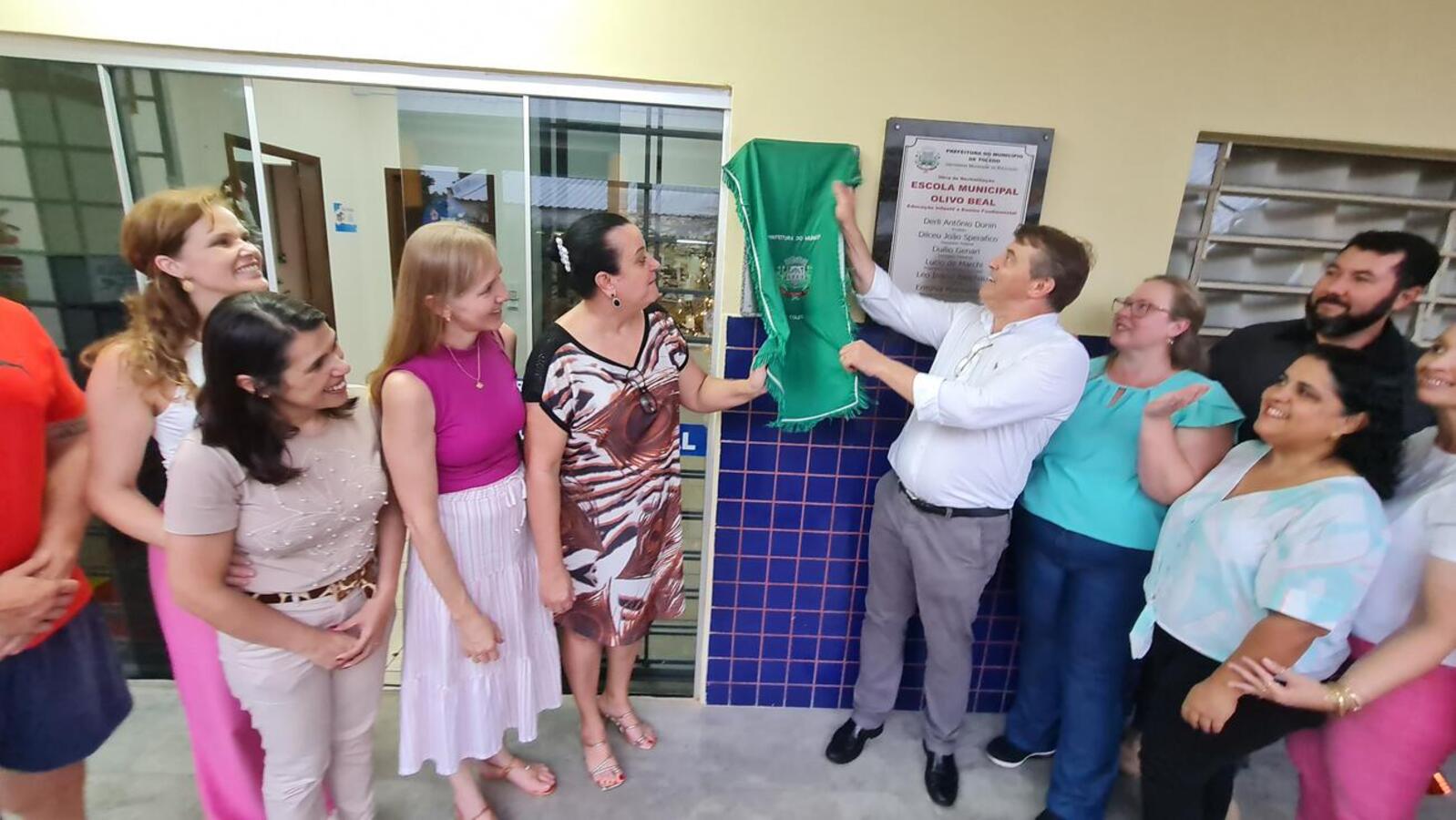 Solenidade de entrega das obras reuniu pais, alunos, professores e membros da comunidade escolar como um todo