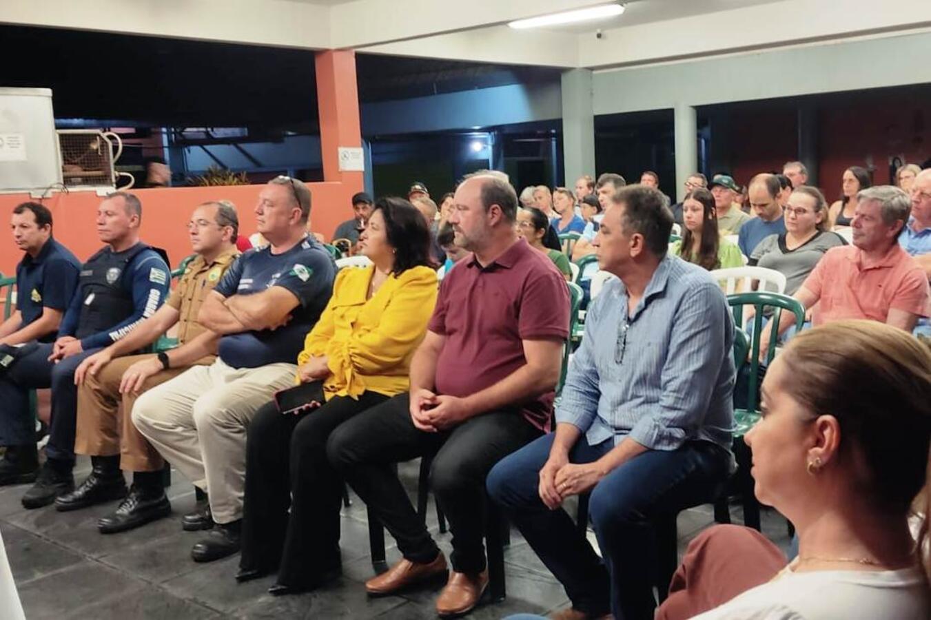Educação e segurança são temas de encontro com a comunidade de Vila Ipiranga
