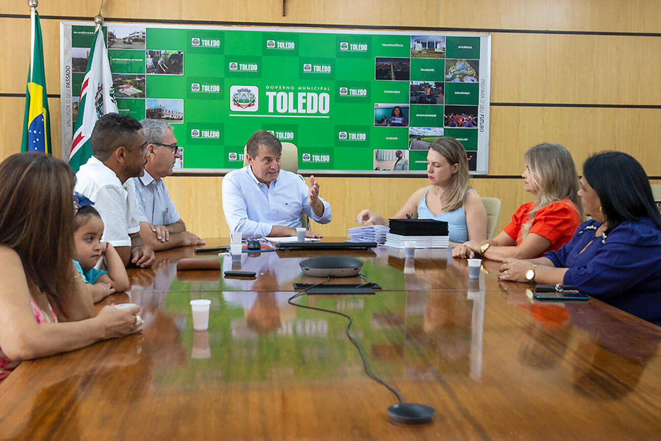 Servidores municipais concluem carreira no serviço público e são homenageados 