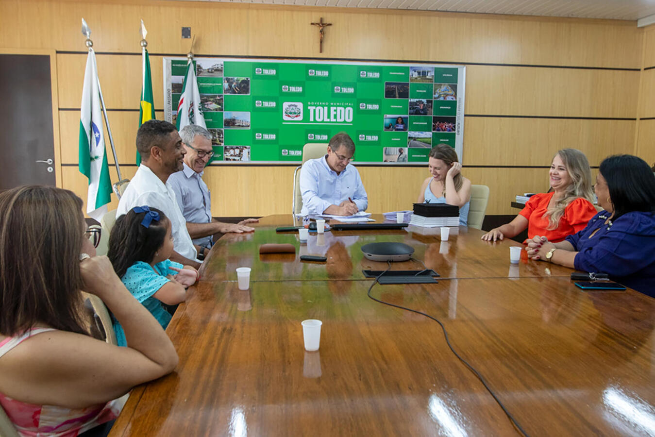 Servidores municipais concluem carreira no serviço público e são homenageados 