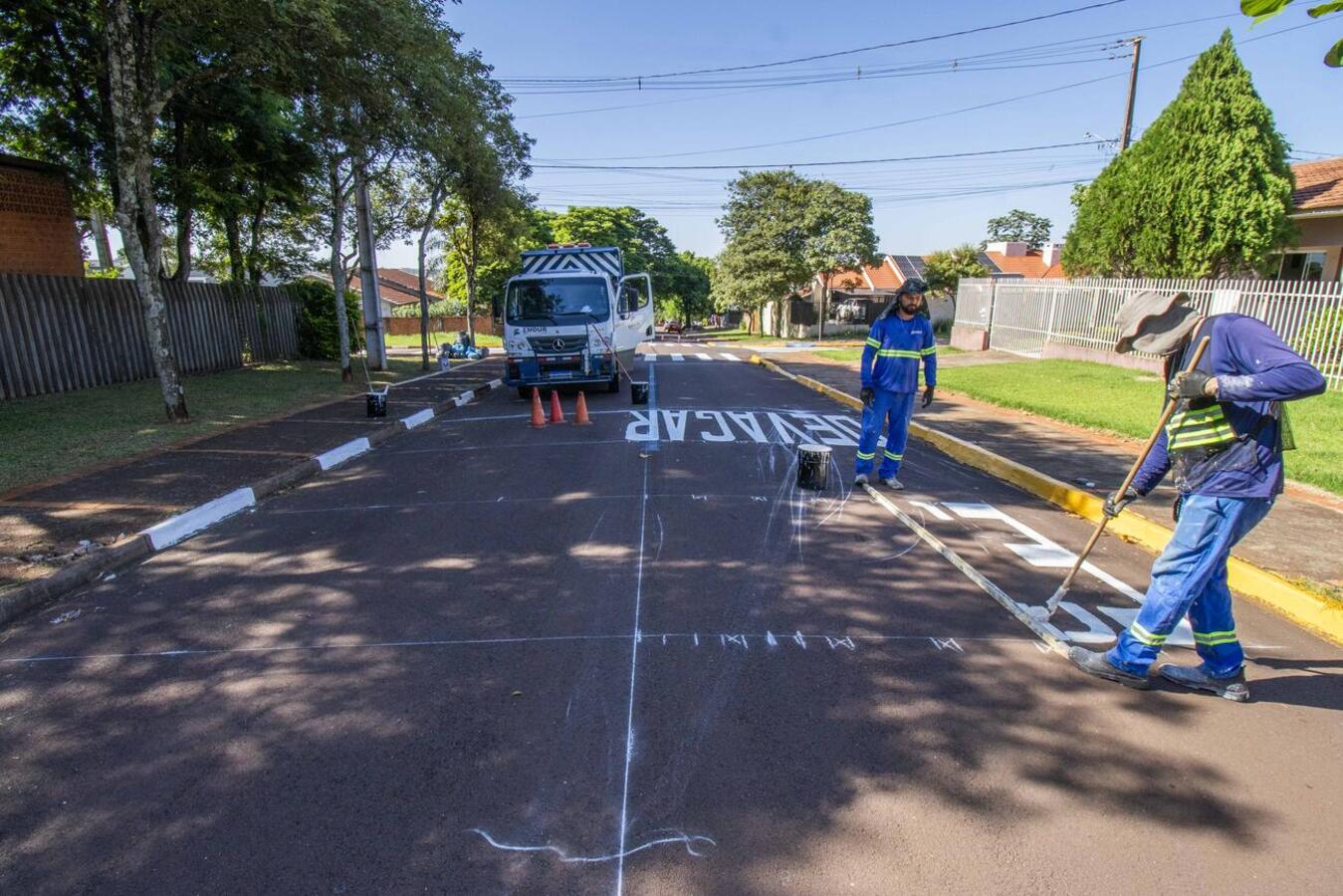 A volta às aulas em cinco estabelecimentos de ensino, de três bairros de Toledo, será de mudanças viárias em seu entorno. Equipes do Departamento de Trânsito e Rodoviário (Deptrans), da Secretaria de Segurança e Mobilidade Urbana (SSMU), estão trabalhando a todo vapor para que as alterações sejam concluídas até sexta-feira (2). Segundo o engenheiro de tráfego do Deptrans, Fabiano Faria, as mudanças entram em vigor assim que os trabalhos forem encerrados nestes locais. “Nosso objetivo é dar tempo para as pes