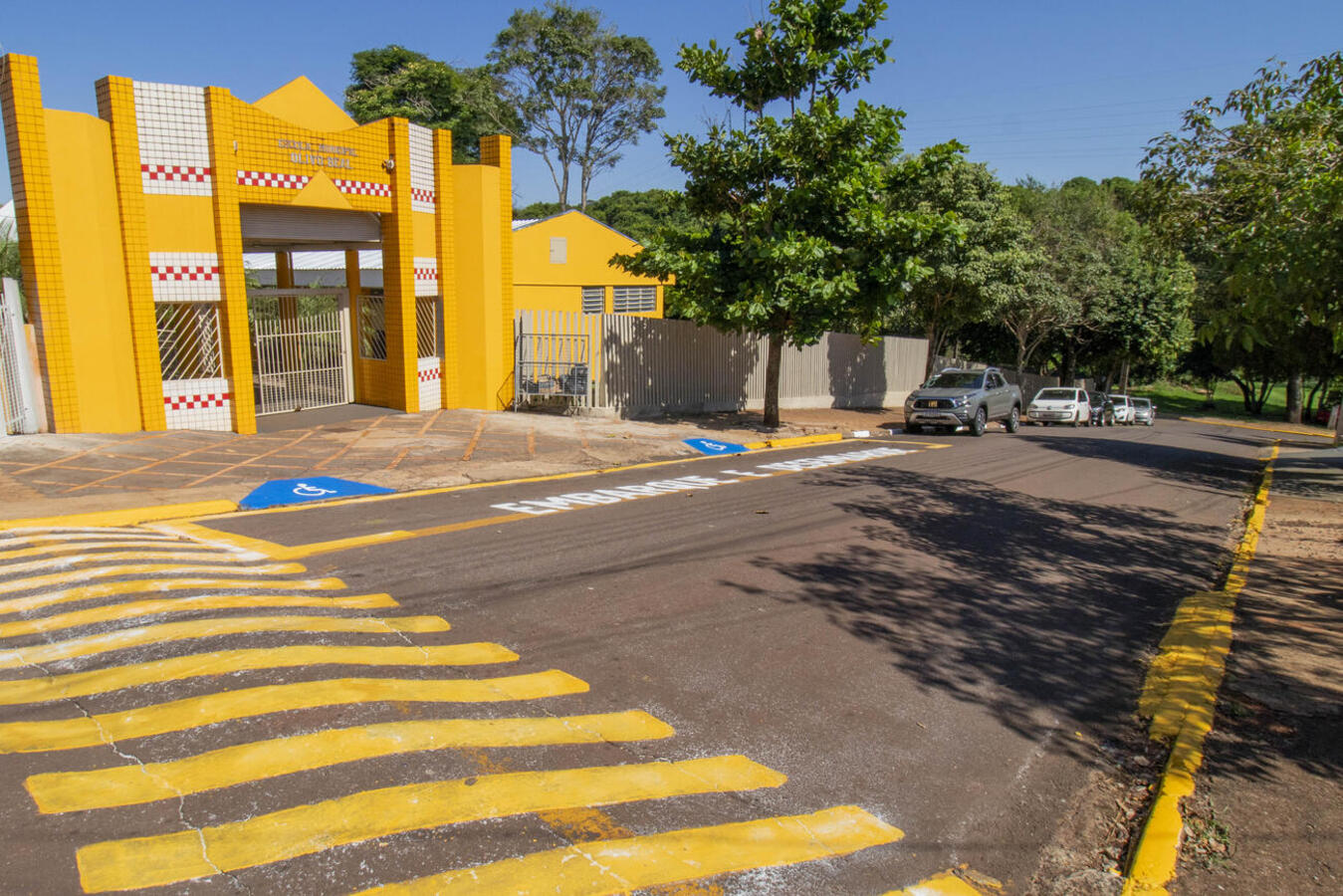 A volta às aulas em cinco estabelecimentos de ensino, de três bairros de Toledo, será de mudanças viárias em seu entorno. Equipes do Departamento de Trânsito e Rodoviário (Deptrans), da Secretaria de Segurança e Mobilidade Urbana (SSMU), estão trabalhando a todo vapor para que as alterações sejam concluídas até sexta-feira (2). Segundo o engenheiro de tráfego do Deptrans, Fabiano Faria, as mudanças entram em vigor assim que os trabalhos forem encerrados nestes locais. “Nosso objetivo é dar tempo para as pes