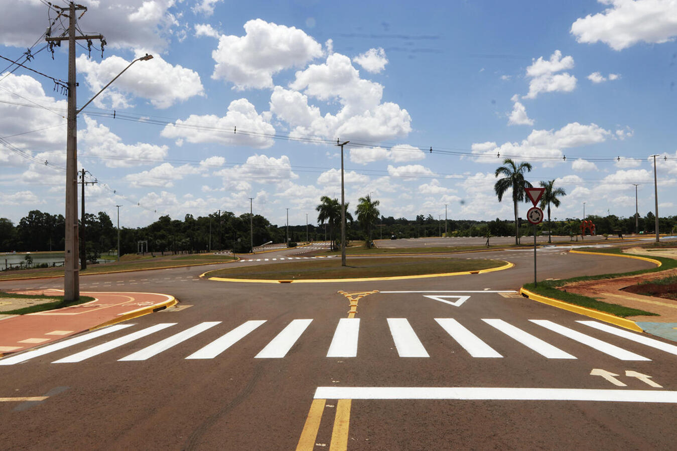 Equipes da Secretaria de Segurança e Mobilidade Urbana estão realizando intervenções, que incluem calçamento em canteiros e alteração de sentido de vias no entorno