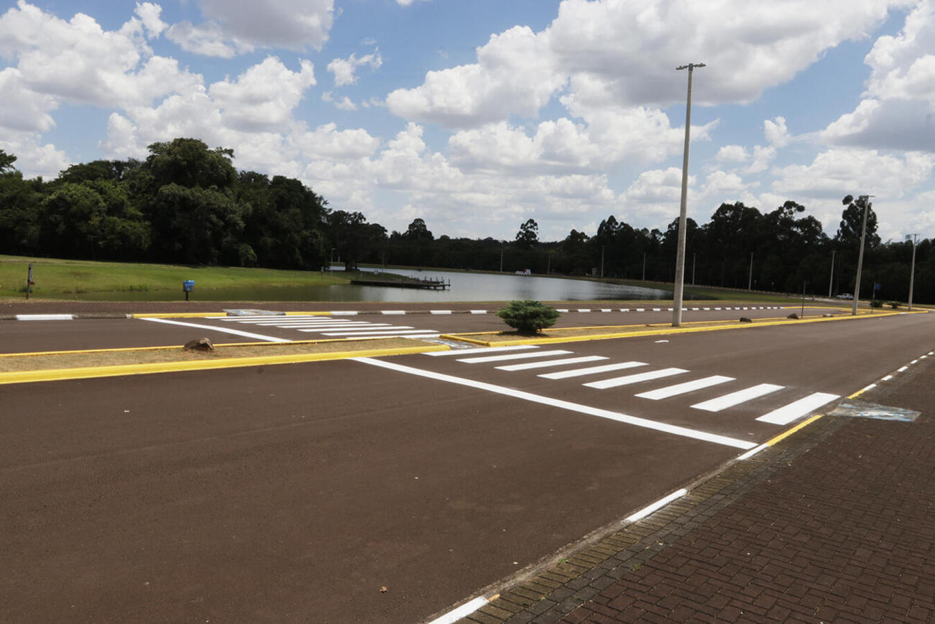 Equipes da Secretaria de Segurança e Mobilidade Urbana estão realizando intervenções, que incluem calçamento em canteiros e alteração de sentido de vias no entorno