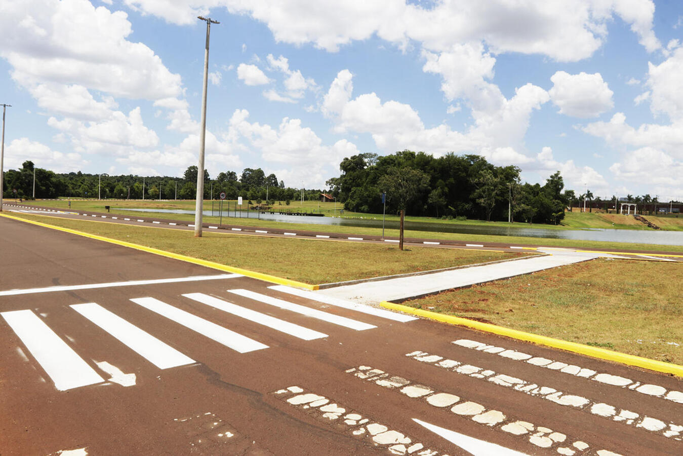 Equipes da Secretaria de Segurança e Mobilidade Urbana estão realizando intervenções, que incluem calçamento em canteiros e alteração de sentido de vias no entorno