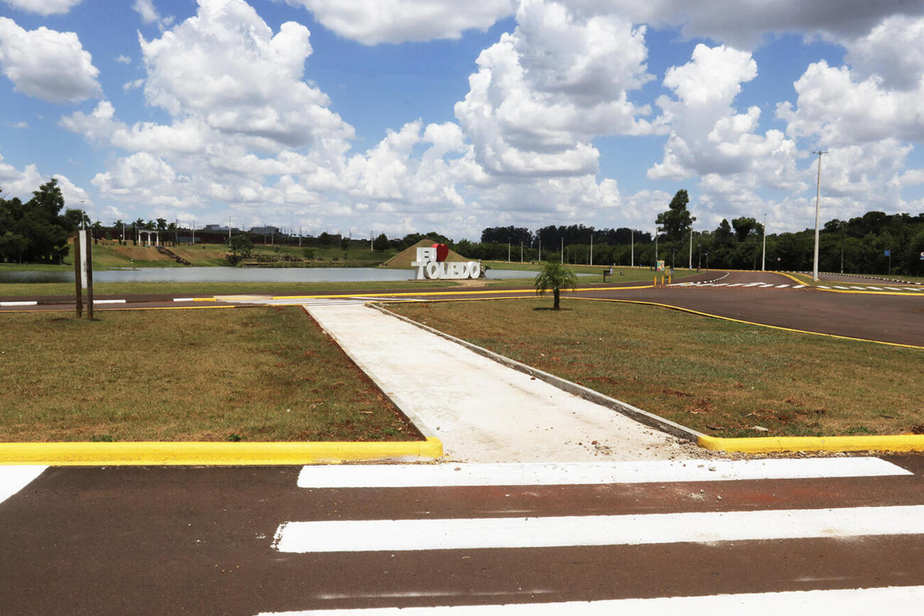 Equipes da Secretaria de Segurança e Mobilidade Urbana estão realizando intervenções, que incluem calçamento em canteiros e alteração de sentido de vias no entorno