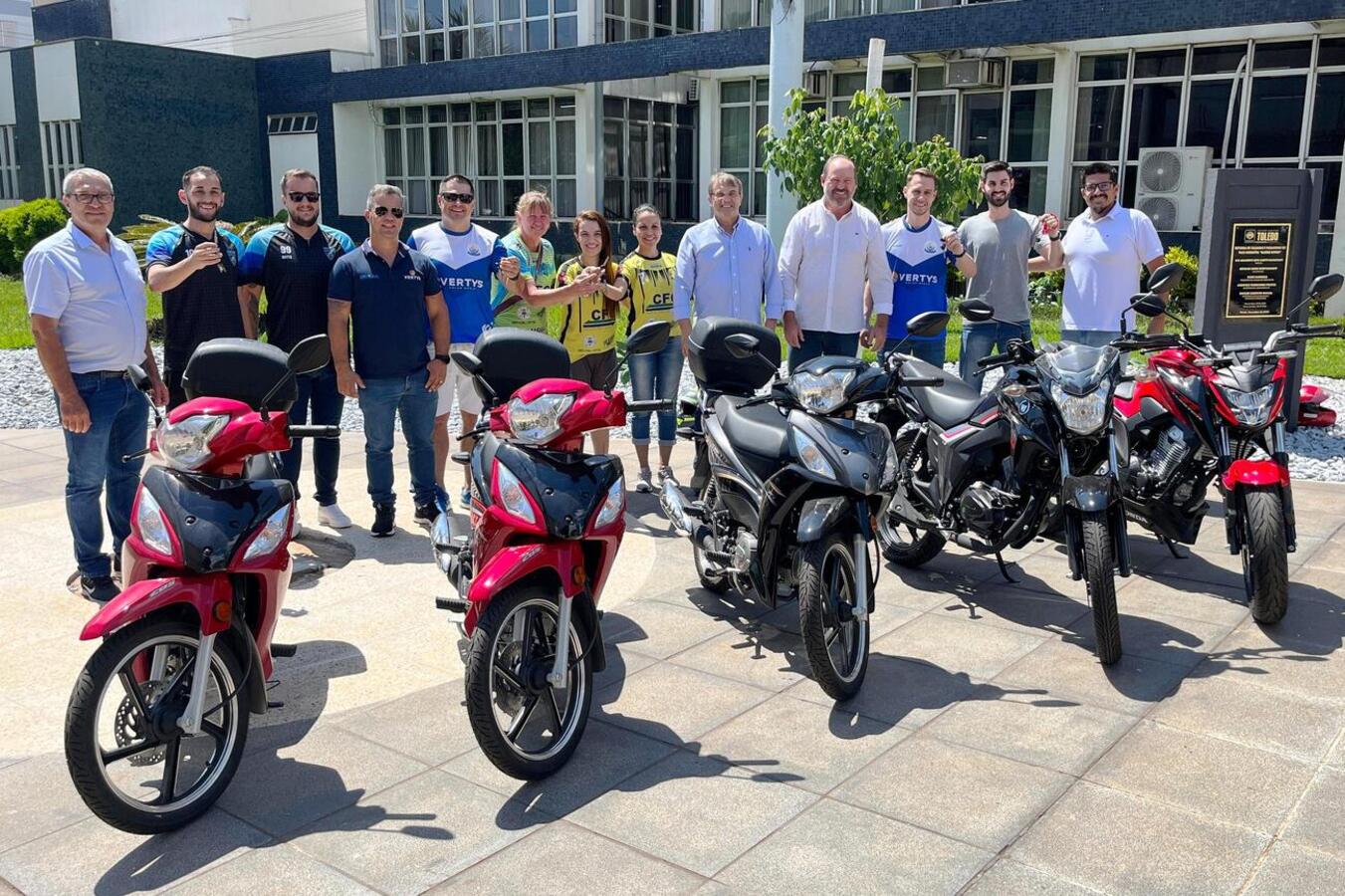 Prefeitura de Toledo entregou motos aos campeões da Taça Mauro Maiorki