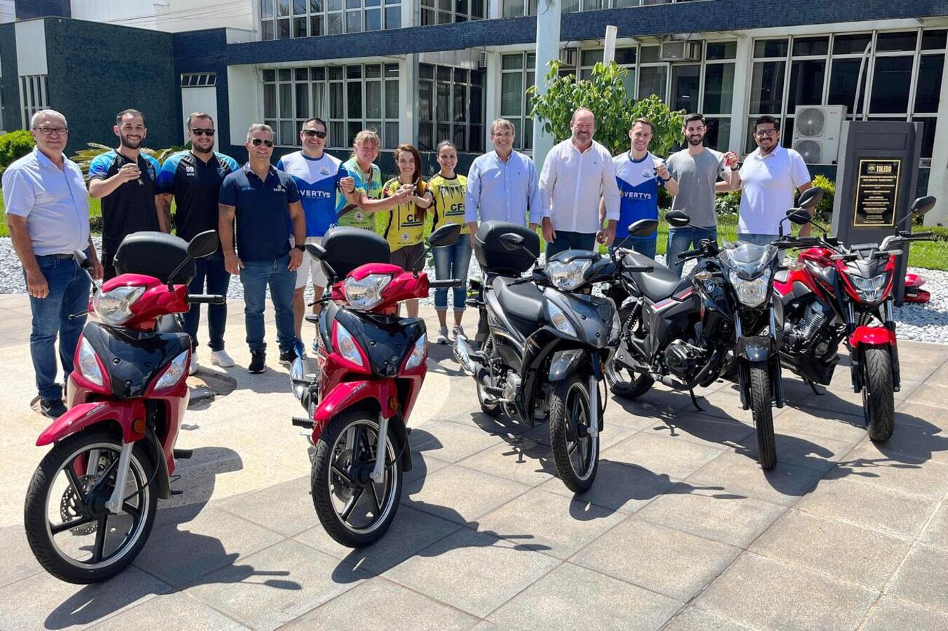 Prefeitura de Toledo entregou motos aos campeões da Taça Mauro Maiorki
