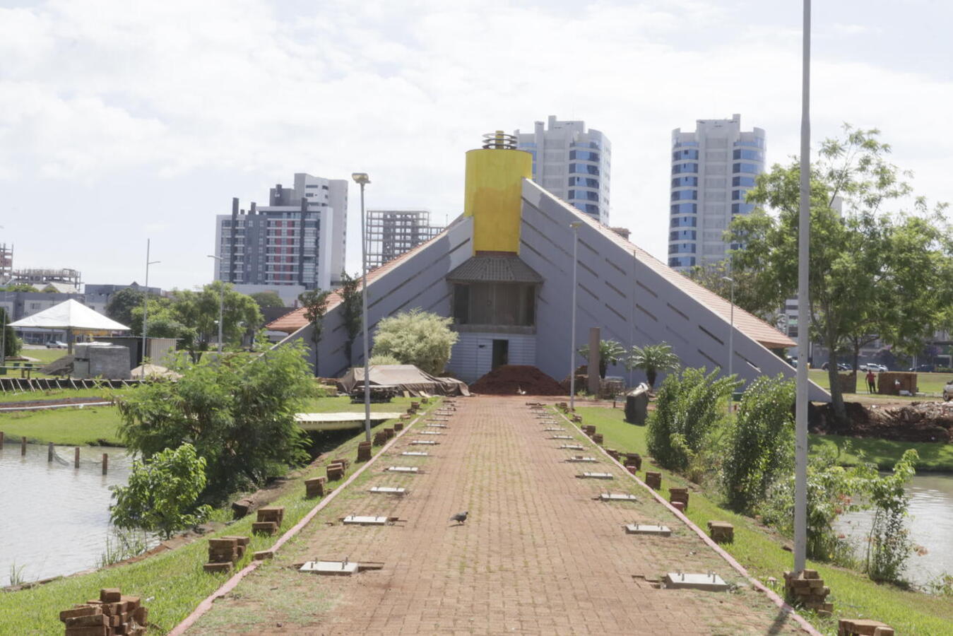 Serviços na parte elétrica, pintura interna e colocação de pavers estão sendo realizados no local, que sediará, em parceria com a UTFPR, centro de educação e novas tecnologias