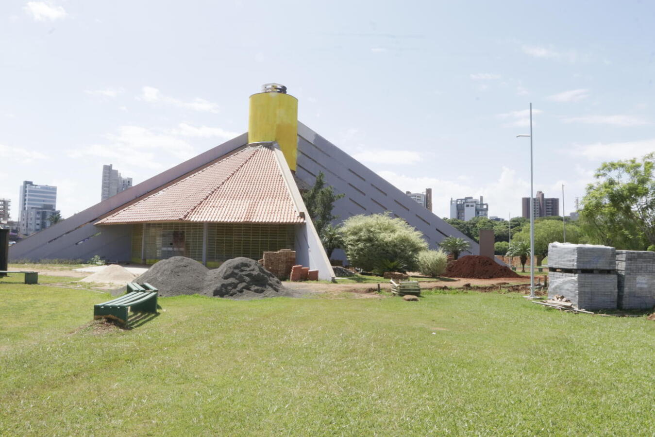 Serviços na parte elétrica, pintura interna e colocação de pavers estão sendo realizados no local, que sediará, em parceria com a UTFPR, centro de educação e novas tecnologias