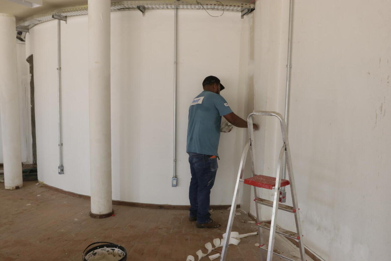 Serviços na parte elétrica, pintura interna e colocação de pavers estão sendo realizados no local, que sediará, em parceria com a UTFPR, centro de educação e novas tecnologias