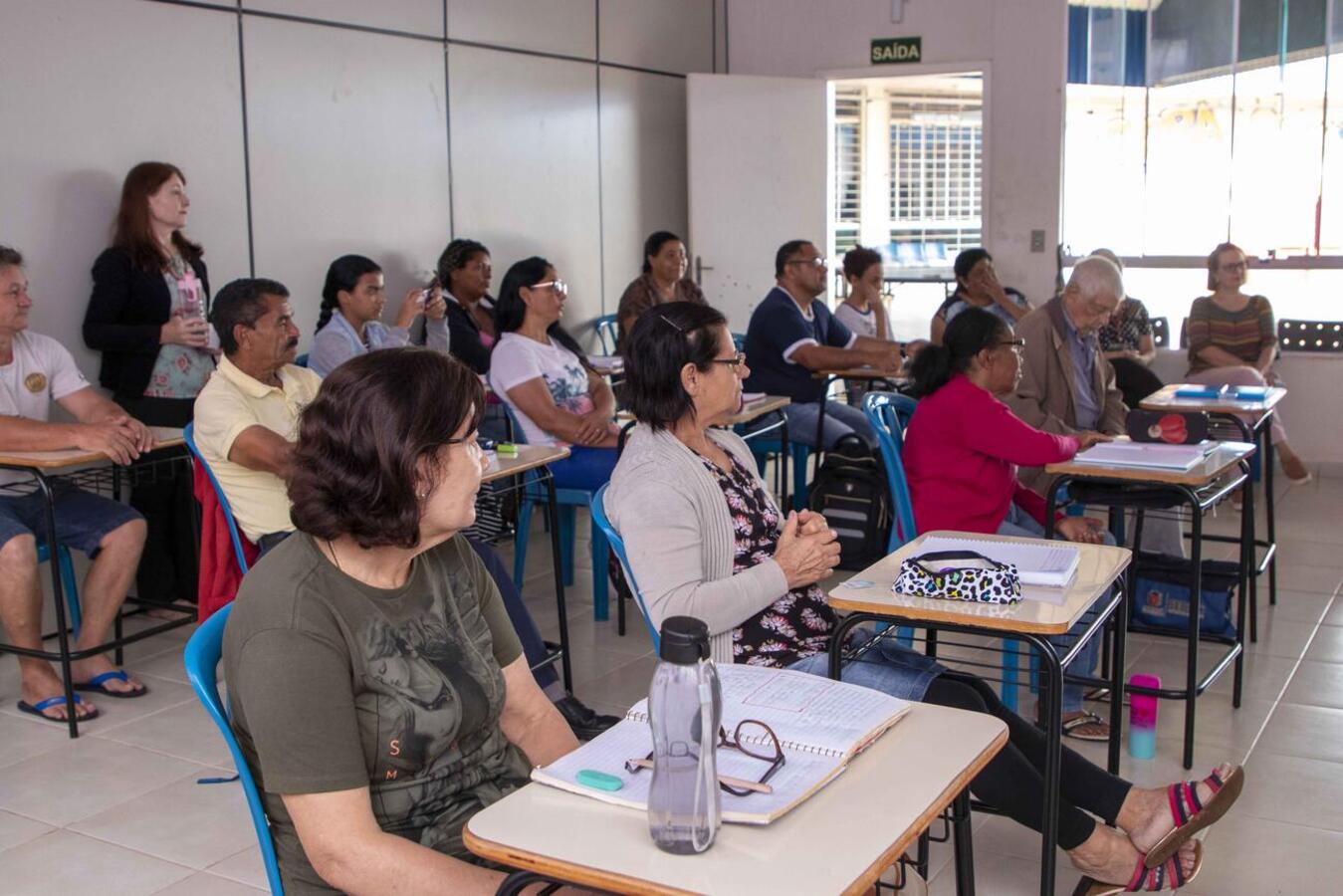 A EJA é destinada a pessoas que não tiveram a chance de concluir seus estudos na idade regular