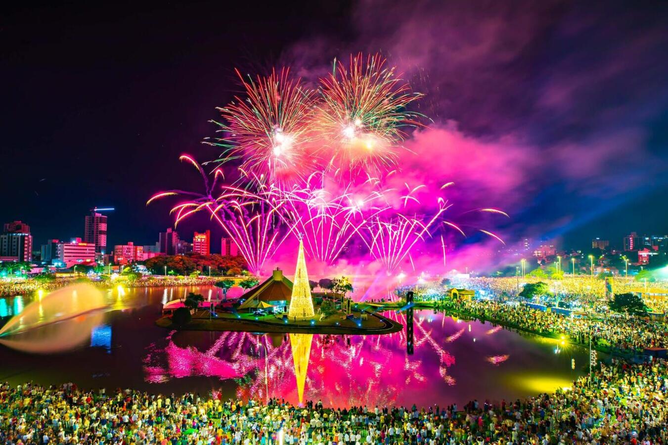 O Ano Novo de 2024 foi recebido com um show pirotécnico de 16 minutos no Parque Ecológico Diva Paim Barth e reuniu mais de 50 mil pessoas