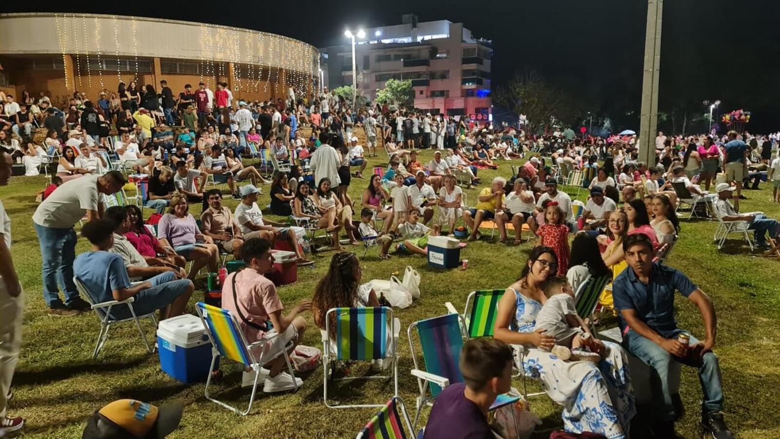 O Ano Novo de 2024 foi recebido com um show pirotécnico de 16 minutos no Parque Ecológico Diva Paim Barth e reuniu mais de 50 mil pessoas