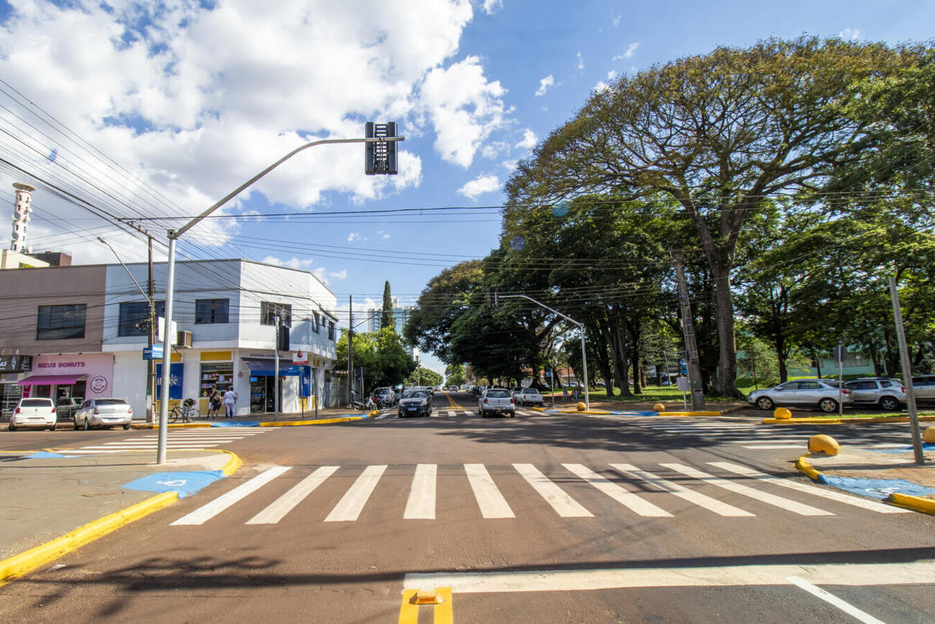 A volta às aulas em cinco estabelecimentos de ensino, de três bairros de Toledo, será de mudanças viárias em seu entorno. Equipes do Departamento de Trânsito e Rodoviário (Deptrans), da Secretaria de Segurança e Mobilidade Urbana (SSMU), estão trabalhando a todo vapor para que as alterações sejam concluídas até sexta-feira (2). Segundo o engenheiro de tráfego do Deptrans, Fabiano Faria, as mudanças entram em vigor assim que os trabalhos forem encerrados nestes locais. “Nosso objetivo é dar tempo para as pes