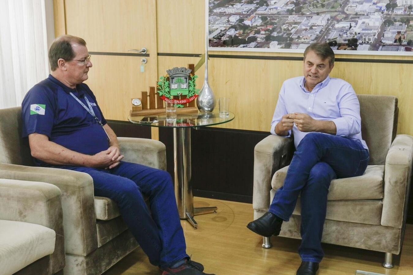 Encontro do prefeito com Inácio Hammerschmidt ocorreu na manhã de quinta (25); Adesão do município ao programa visa usar estrutura nas ações do EducaTrânsito