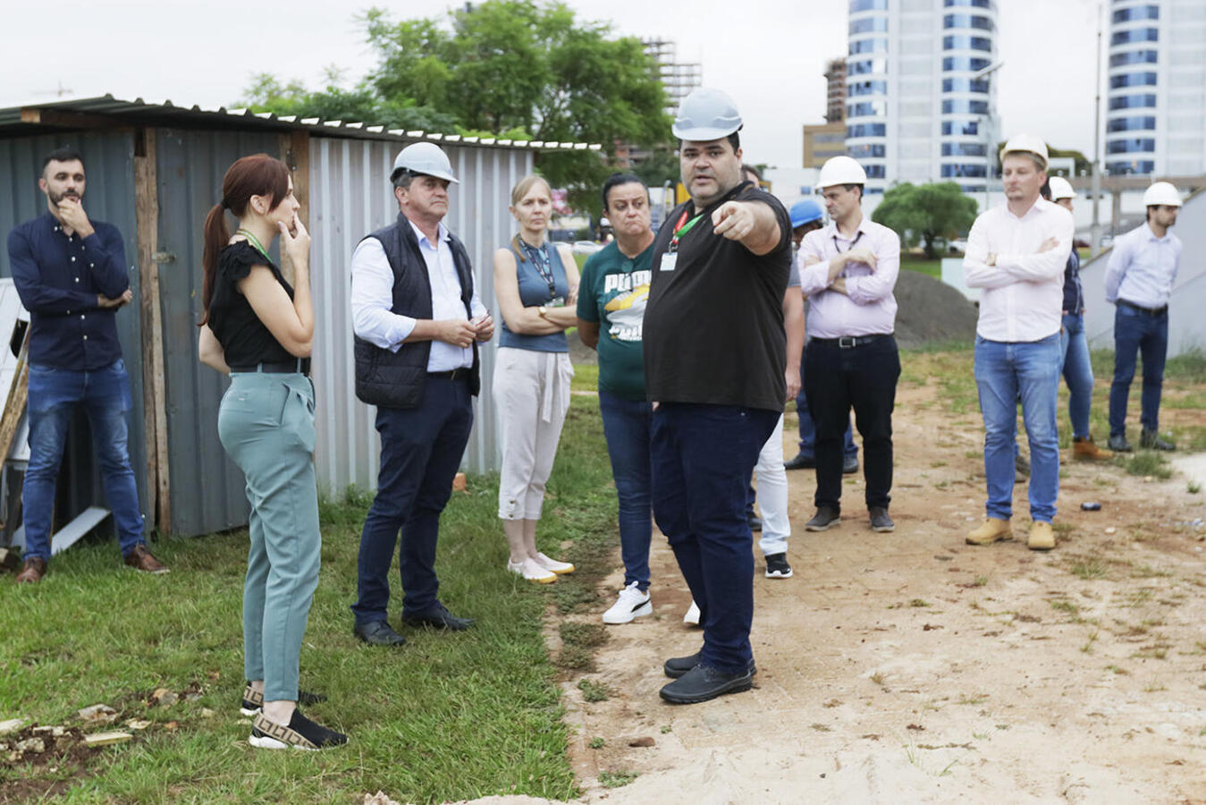 Representantes da Prefeitura e da UTFPR visitam obras da nova Usina do Conhecimento