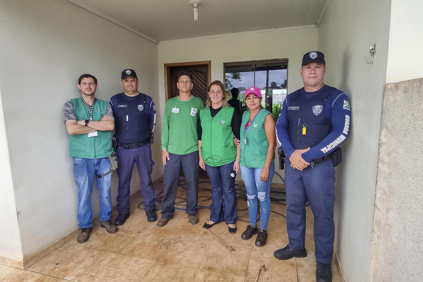 ACE’s e guardas municipais entram em imóvel denunciado por vizinhos