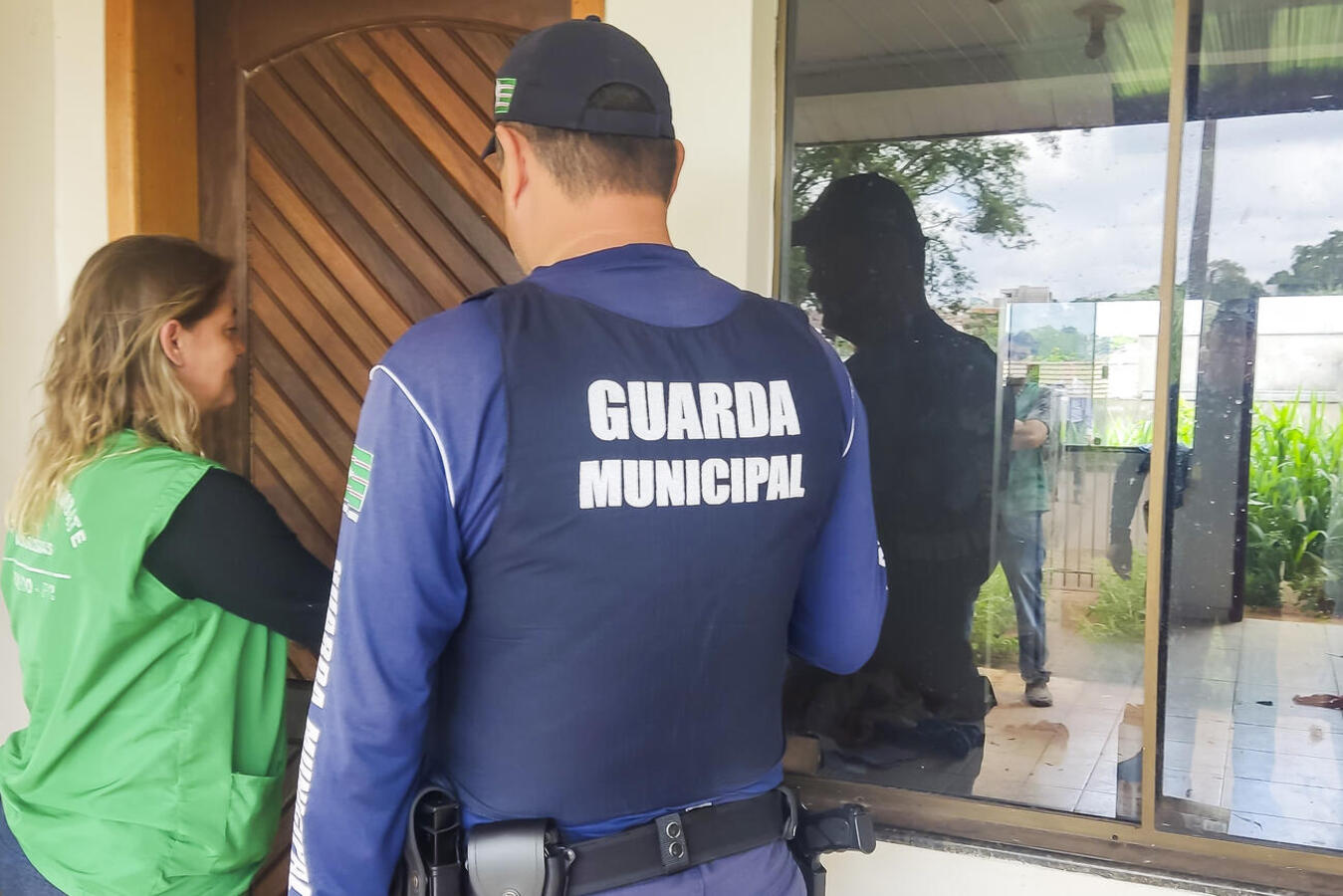 ACE’s e guardas municipais entram em imóvel denunciado por vizinhos