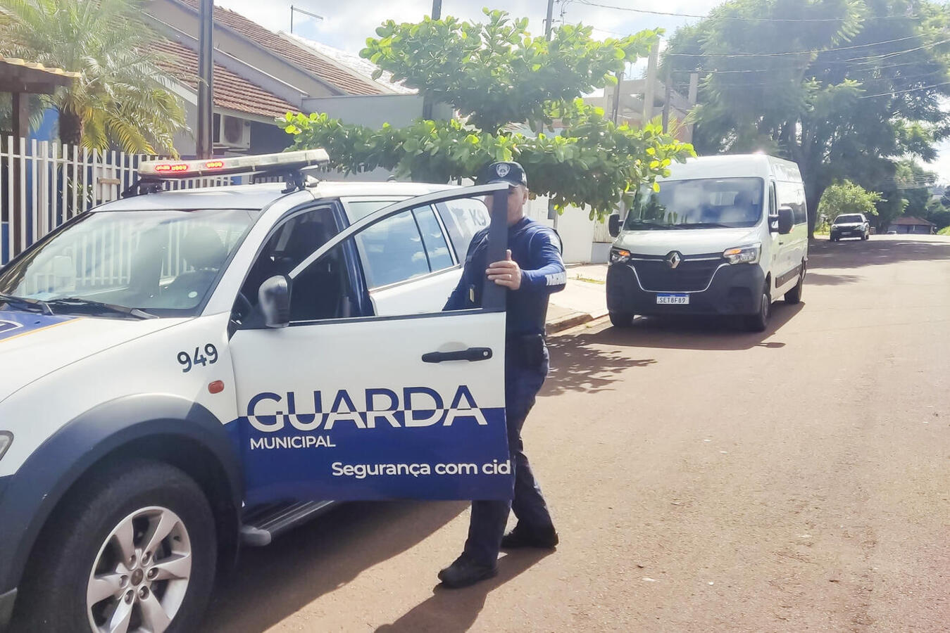 ACE’s e guardas municipais entram em imóvel denunciado por vizinhos