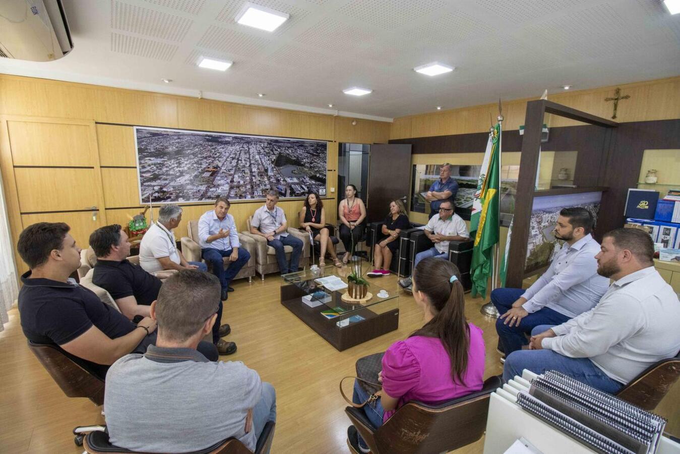 Parceria firmada na manhã de hoje (9) prevê repasse à cooperativa de R$ 432 mil por ano; produtos serão distribuídos a famílias selecionadas pela Assistência Social