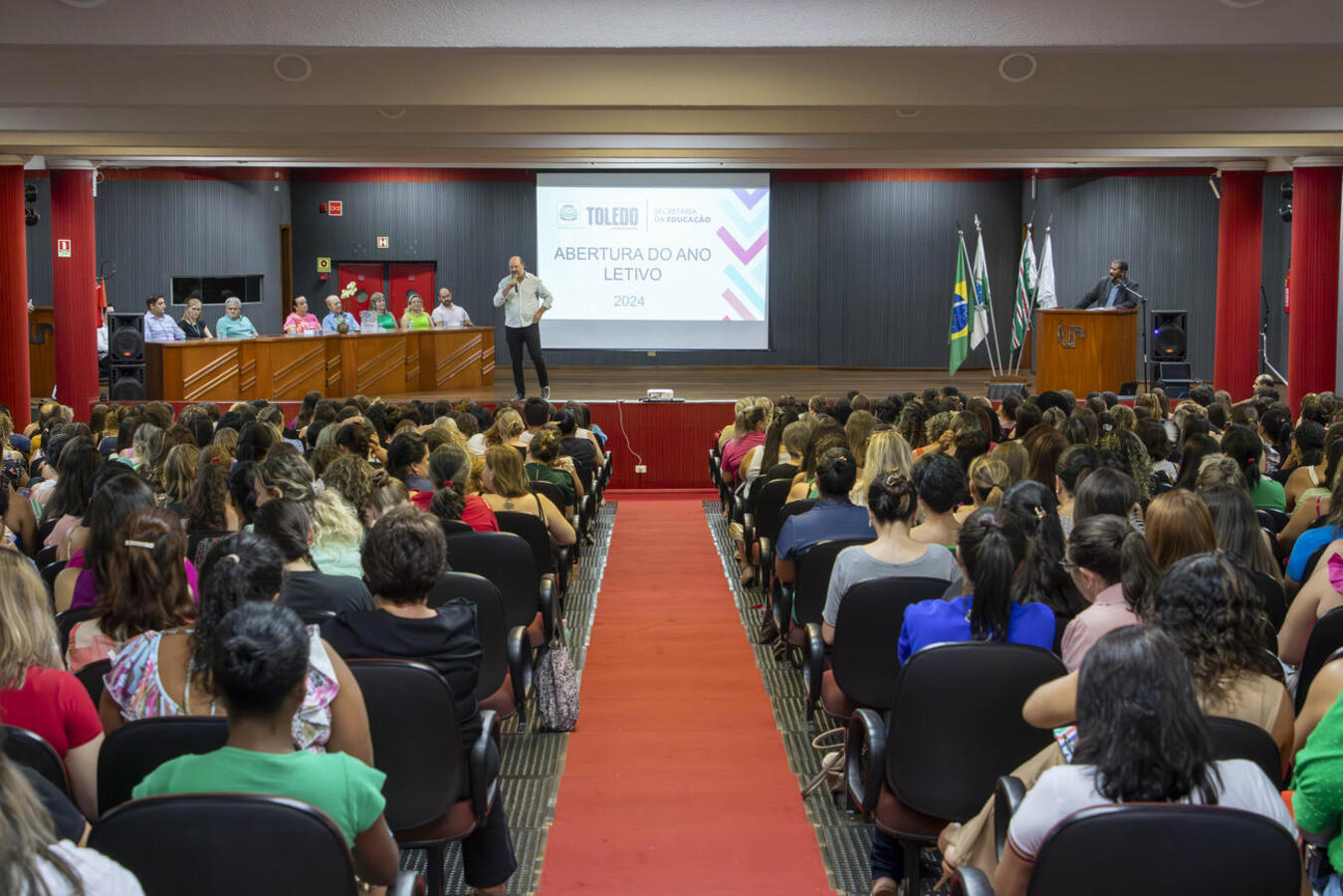 Eventos no Teatro e Unipar marcam abertura do ano letivo em Toledo