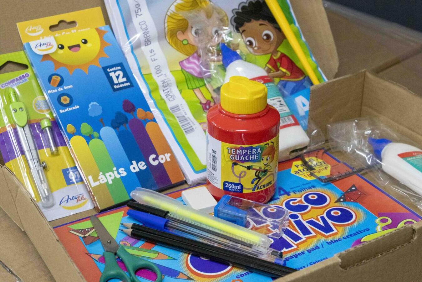  Os kits contemplam materiais que as crianças poderão levar para suas casas e também os de uso comum que ficarão na escola