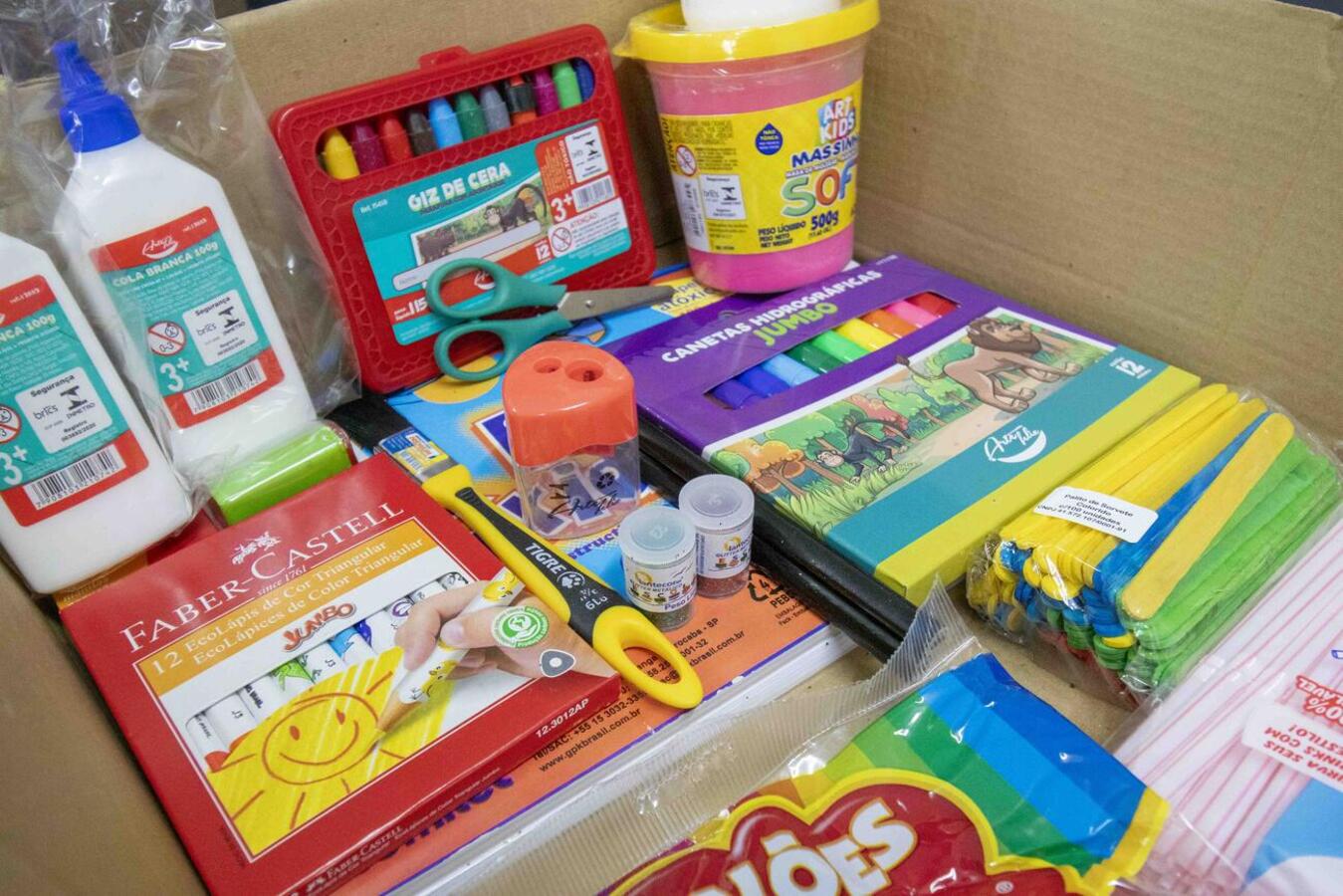  Os kits contemplam materiais que as crianças poderão levar para suas casas e também os de uso comum que ficarão na escola