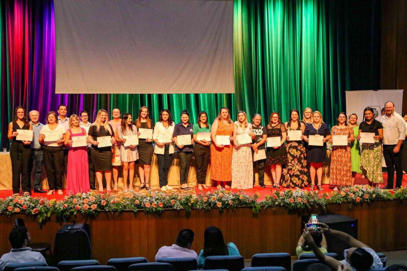 Eventos no Teatro e Unipar marcam abertura do ano letivo em Toledo
