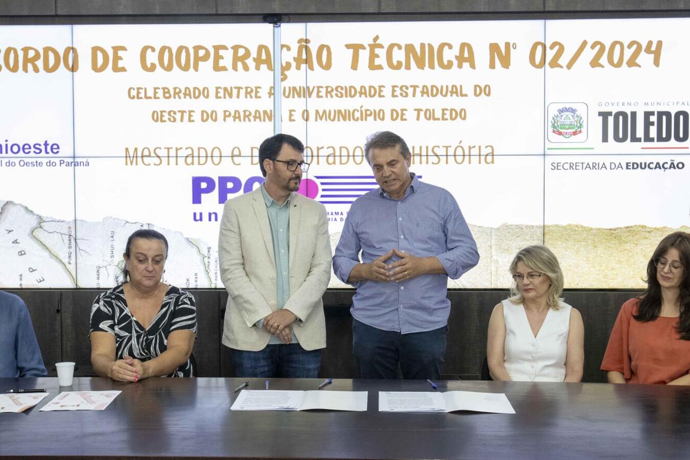 Documento assinado na manhã desta segunda (18), na sede da Smed, concede 6 bolsas de mestrado e 3 de doutorado para educadores da rede municipal de ensino