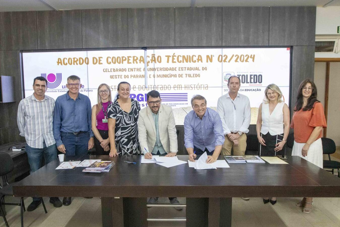Documento assinado na manhã desta segunda (18), na sede da Smed, concede 6 bolsas de mestrado e 3 de doutorado para educadores da rede municipal de ensino