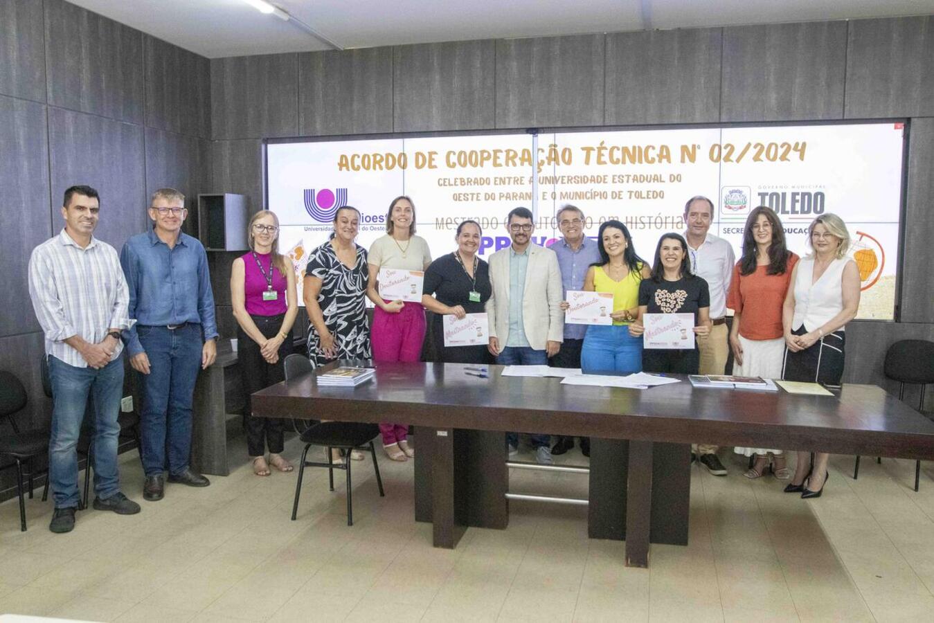 Documento assinado na manhã desta segunda (18), na sede da Smed, concede 6 bolsas de mestrado e 3 de doutorado para educadores da rede municipal de ensino