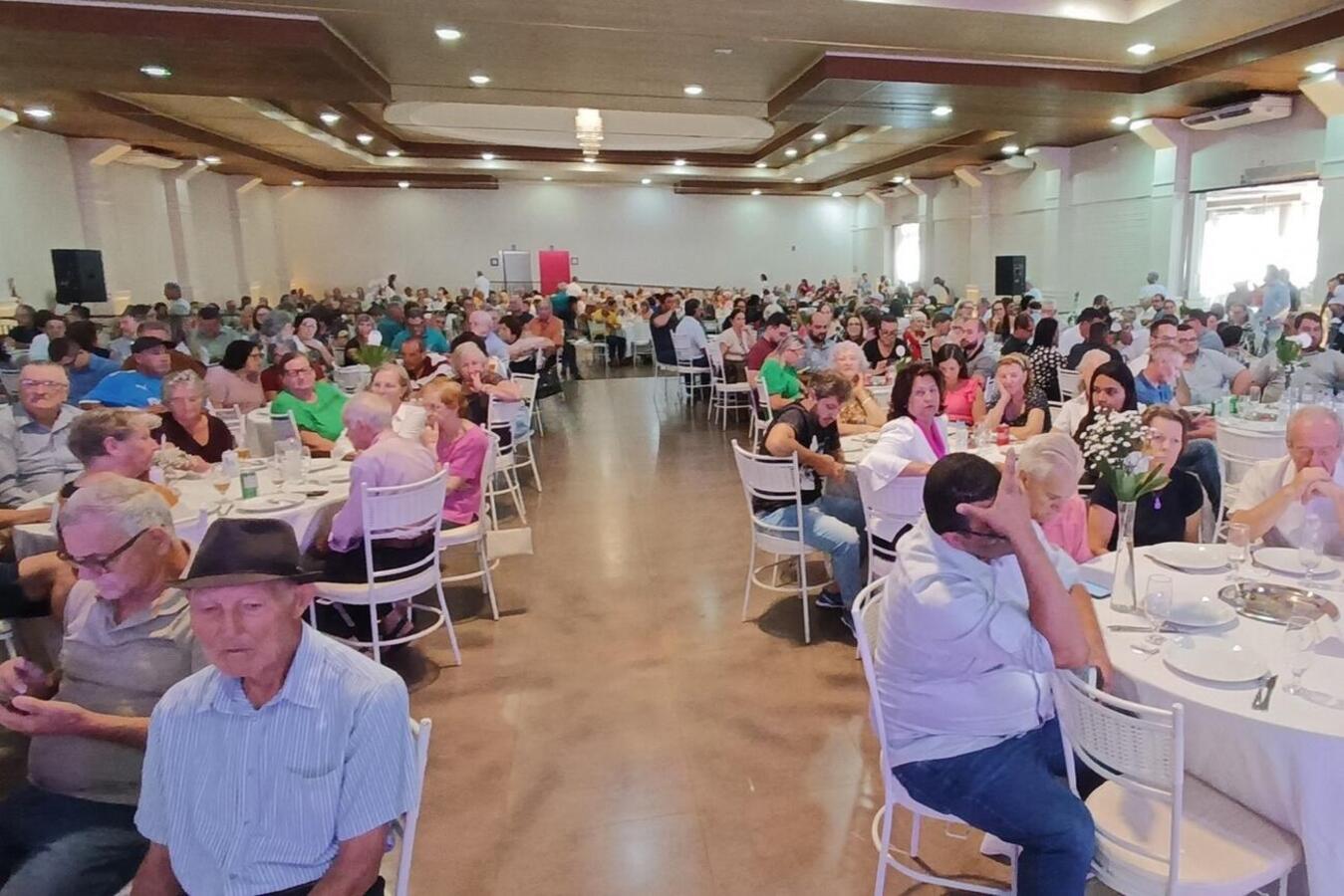 Cerca de 600 pessoas marcaram presença, nesta quarta-feira (27), em confraternização realizada pela Secretaria da Cultura em alusão ao Dia do Pioneiro